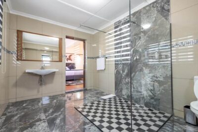 Superior King Room 4